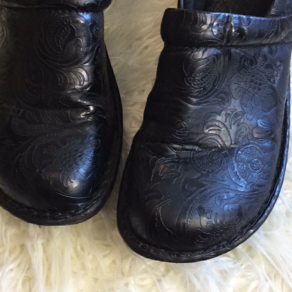Black size 8 clogs by BOLO with tooled upper - Picture 3 of 12